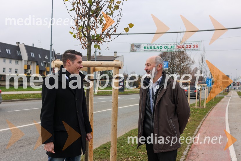  Janez Černe, podžupan Mestne občine Kranj;  Matej  Tomšič, direktor podjetja HENNLICH SlovenijaV Kranju začeli z akcijo »KR posvoji drevo«