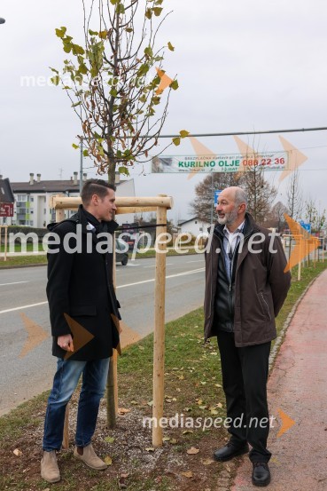  Janez Černe, podžupan Mestne občine Kranj;  Matej  Tomšič, direktor podjetja HENNLICH SlovenijaV Kranju začeli z akcijo »KR posvoji drevo«