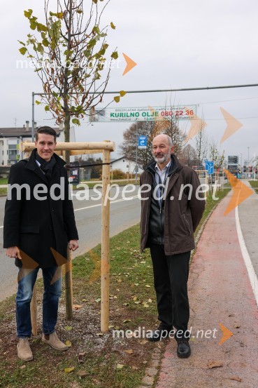  Janez Černe, podžupan Mestne občine Kranj;  Matej  Tomšič, direktor podjetja HENNLICH SlovenijaV Kranju začeli z akcijo »KR posvoji drevo«