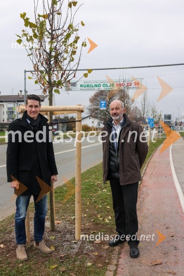  Janez Černe, podžupan Mestne občine Kranj;  Matej  Tomšič, direktor podjetja HENNLICH SlovenijaV Kranju začeli z akcijo »KR posvoji drevo«
