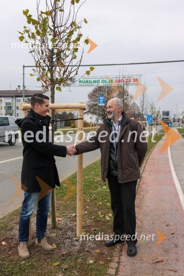  Janez Černe, podžupan Mestne občine Kranj;  Matej  Tomšič, direktor podjetja HENNLICH SlovenijaV Kranju začeli z akcijo »KR posvoji drevo«