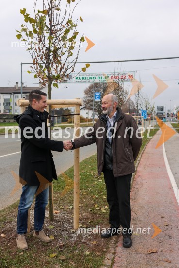  Janez Černe, podžupan Mestne občine Kranj;  Matej  Tomšič, direktor podjetja HENNLICH SlovenijaV Kranju začeli z akcijo »KR posvoji drevo«
