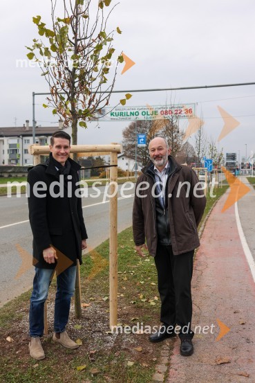  Janez Černe, podžupan Mestne občine Kranj;  Matej  Tomšič, direktor podjetja HENNLICH SlovenijaV Kranju začeli z akcijo »KR posvoji drevo«