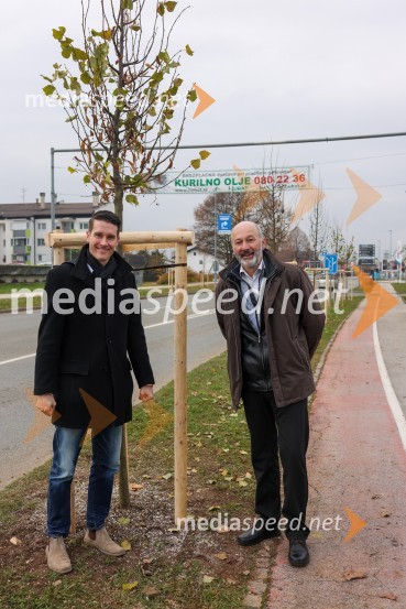  Janez Černe, podžupan Mestne občine Kranj;  Matej  Tomšič, direktor podjetja HENNLICH SlovenijaV Kranju začeli z akcijo »KR posvoji drevo«