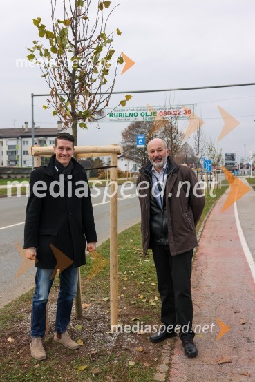  Janez Černe, podžupan Mestne občine Kranj;  Matej  Tomšič, direktor podjetja HENNLICH SlovenijaV Kranju začeli z akcijo »KR posvoji drevo«