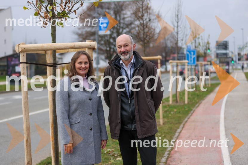  ... ;  Matej  Tomšič, direktor podjetja HENNLICH SlovenijaV Kranju začeli z akcijo »KR posvoji drevo«