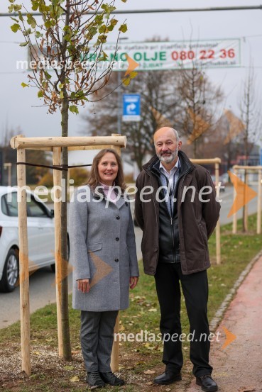  ... ;  Matej  Tomšič, direktor podjetja HENNLICH SlovenijaV Kranju začeli z akcijo »KR posvoji drevo«