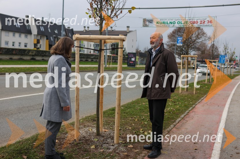  ... ;  Matej  Tomšič, direktor podjetja HENNLICH SlovenijaV Kranju začeli z akcijo »KR posvoji drevo«