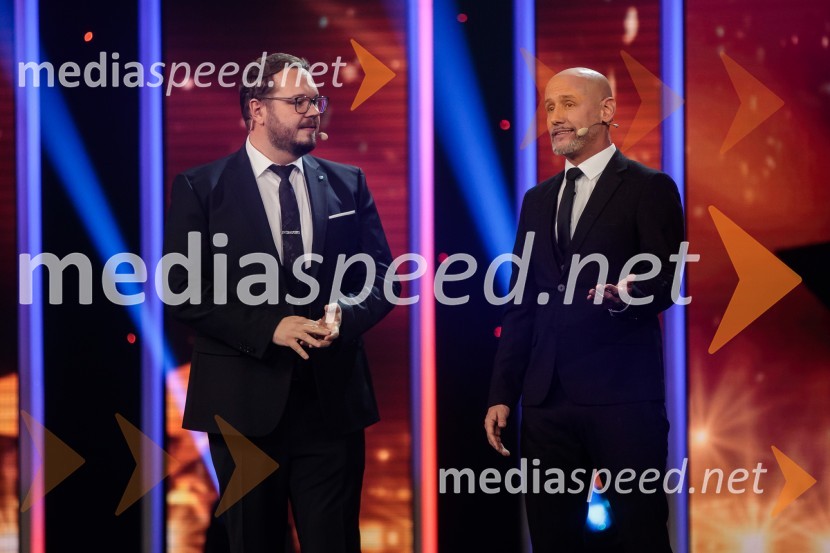  Sašo Stare, stand up komik, voditelj;  Peter Poles, televizijski voditeljSlovenija ima talent 2021, tretja polfinalna oddaja