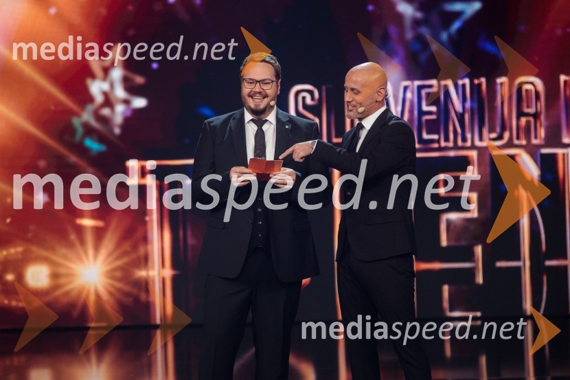  Sašo Stare, stand up komik, voditelj;  Peter Poles, televizijski voditeljSlovenija ima talent 2021, tretja polfinalna oddaja