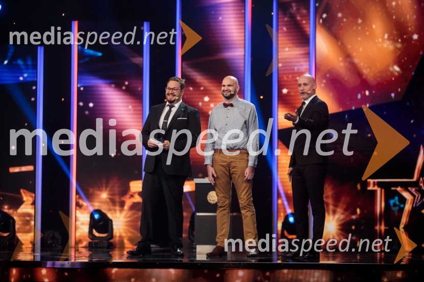  Sašo Stare, stand up komik, voditelj;  Sebastjan  Spital;  Peter Poles, televizijski voditeljSlovenija ima talent 2021, tretja polfinalna oddaja