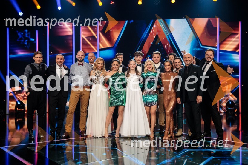 Nastopajoči tretje polfinalne oddaje skupaj z voditelji in žiranti. Slovenija ima talent 2021, tretja polfinalna oddaja