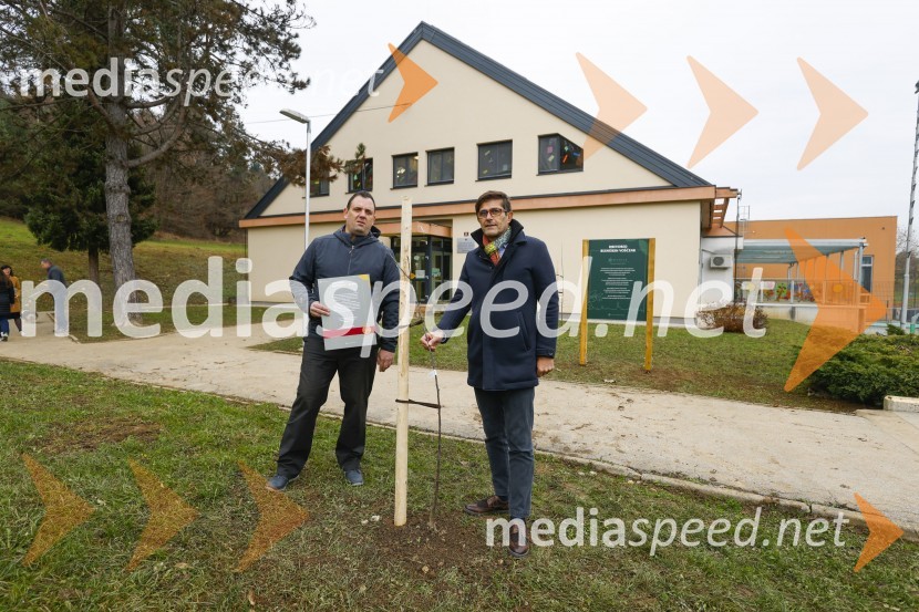 V Kranju začeli z akcijo »KR posvoji drevo«