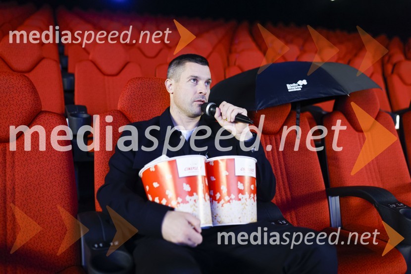  Klemen Bučan, radijski voditelj, stand-up komik, DJPremiera Hiša Gucci - Cineplexx
