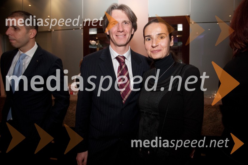  Robert  Pistotnik, predsednik uprave Sintal d.d.;  Jana Pistotnik100 najbogatejših Slovencev pred objektivom Mediaspeed