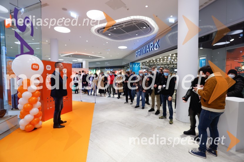 Ljubljana z navdušenjem pospremila odprtje trgovine Xiaomi Store