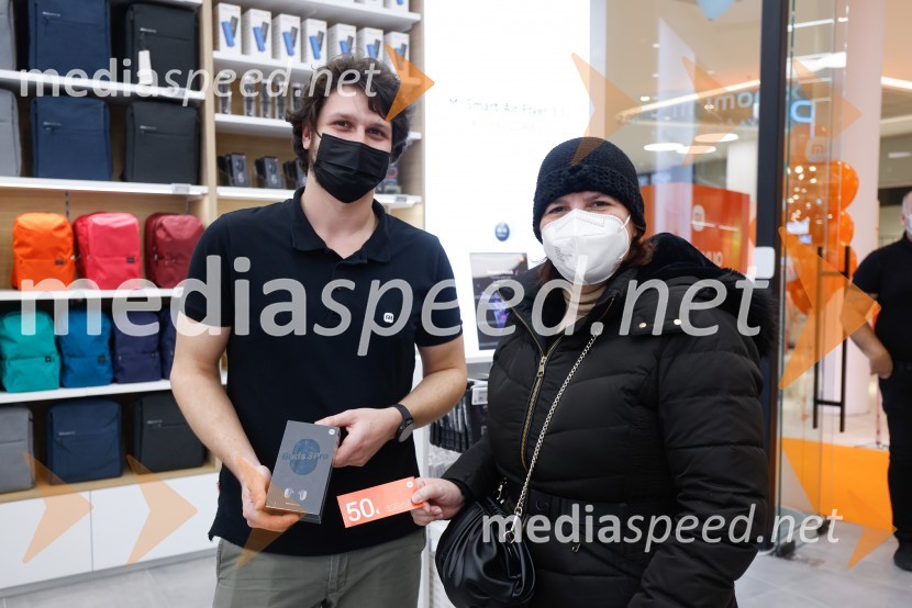  ... ;  Teja Pelko, novinarka, Svet24Ljubljana z navdušenjem pospremila odprtje trgovine Xiaomi Store