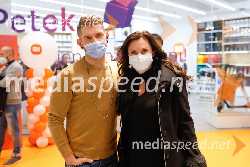  Klemen Bunderla, radijski voditelj, radio Aktual;  ... Ljubljana z navdušenjem pospremila odprtje trgovine Xiaomi Store
