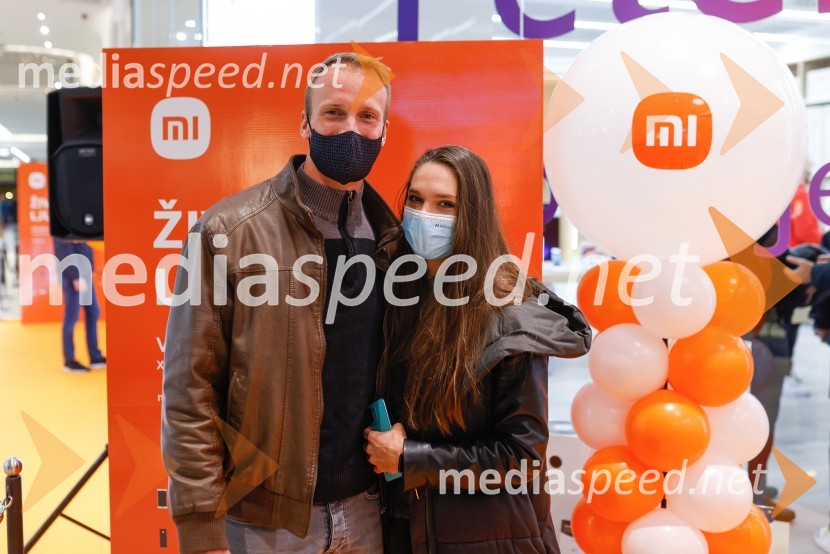  Andrei Lenart, igralec;  Nives Orešnik, fotomodel, fitnes trenerka, nekdanja Miss SlovenijeLjubljana z navdušenjem pospremila odprtje trgovine Xiaomi Store