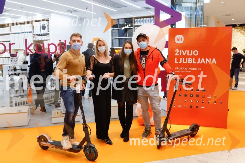  Klemen Bunderla, radijski voditelj, radio Aktual;  Taya Damjan, pevka;  Nives Orešnik, fotomodel, fitnes trenerka, nekdanja Miss Slovenije;  Jani Jugovic, Cool FotrLjubljana z navdušenjem pospremila odprtje trgovine Xiaomi Store