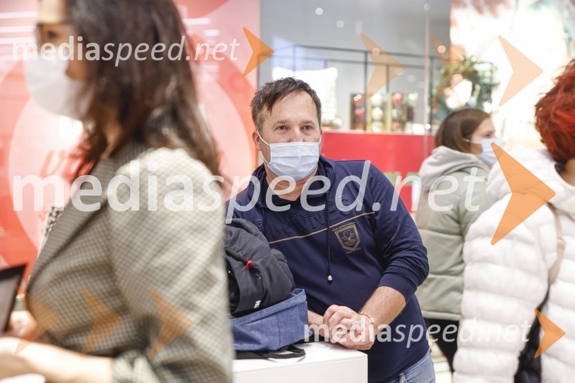  Alesh Maatko, novinarLjubljana z navdušenjem pospremila odprtje trgovine Xiaomi Store