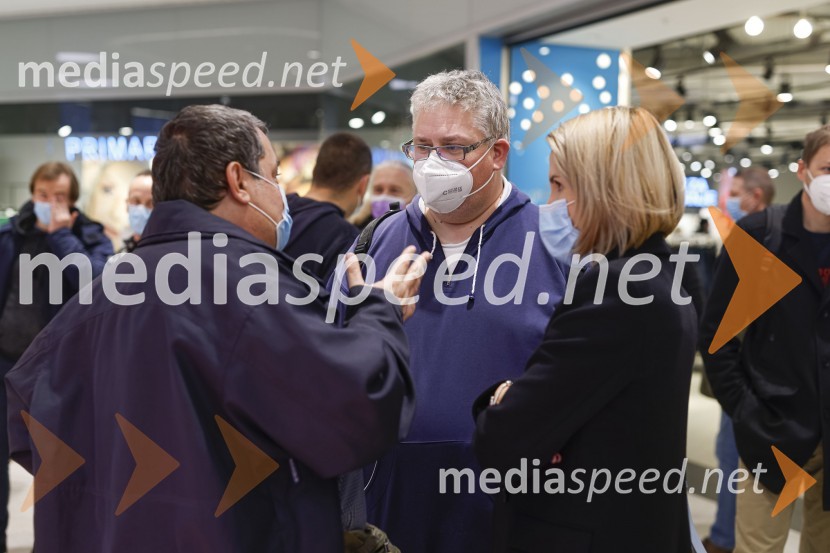  Srdjan Cvjetović, siol.net;  Gregor Grosman, Večer;  Natalija Cvetko, vodja projektov, MediaspeedLjubljana z navdušenjem pospremila odprtje trgovine Xiaomi Store