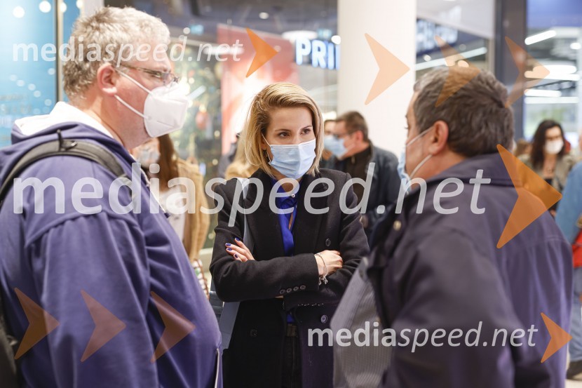  Gregor Grosman, Večer;  Natalija Cvetko, vodja projektov, Mediaspeed;  Srdjan Cvjetović, siol.netLjubljana z navdušenjem pospremila odprtje trgovine Xiaomi Store