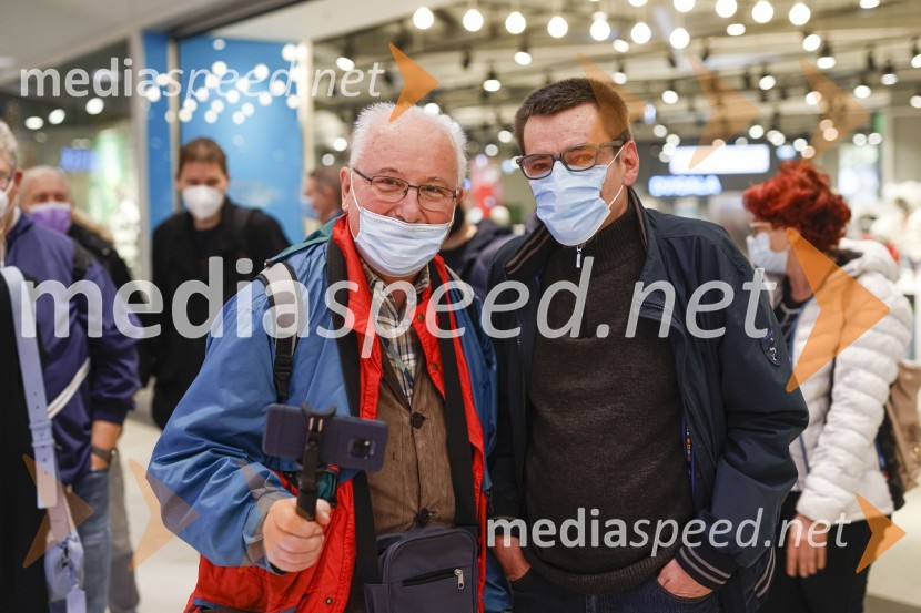  Janez Platiše, novinar in fotograf;  ... Ljubljana z navdušenjem pospremila odprtje trgovine Xiaomi Store