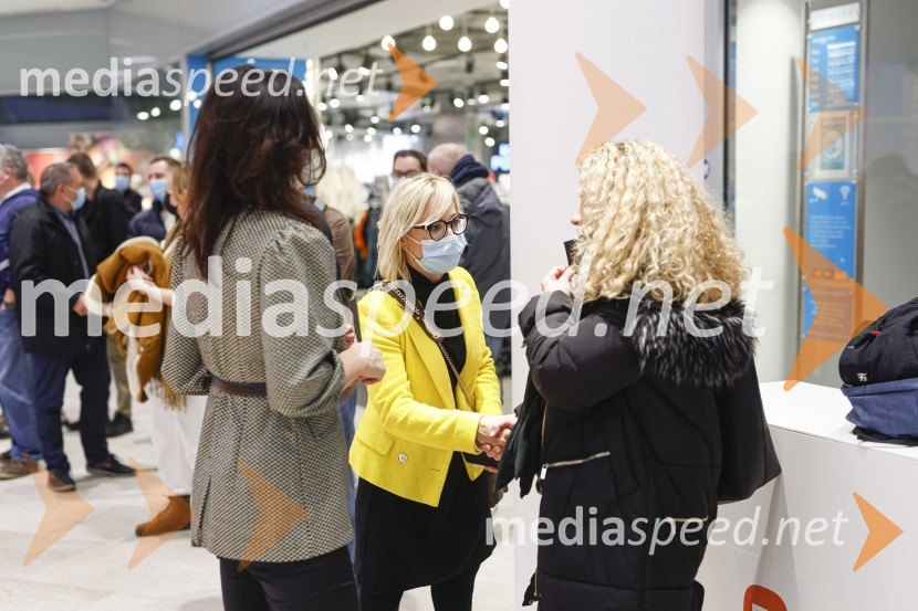  Brigita Bračko, Idealia d.o.o.;  Katarina Stular,  glavna in odgovorna urednica revije NajstnicaLjubljana z navdušenjem pospremila odprtje trgovine Xiaomi Store