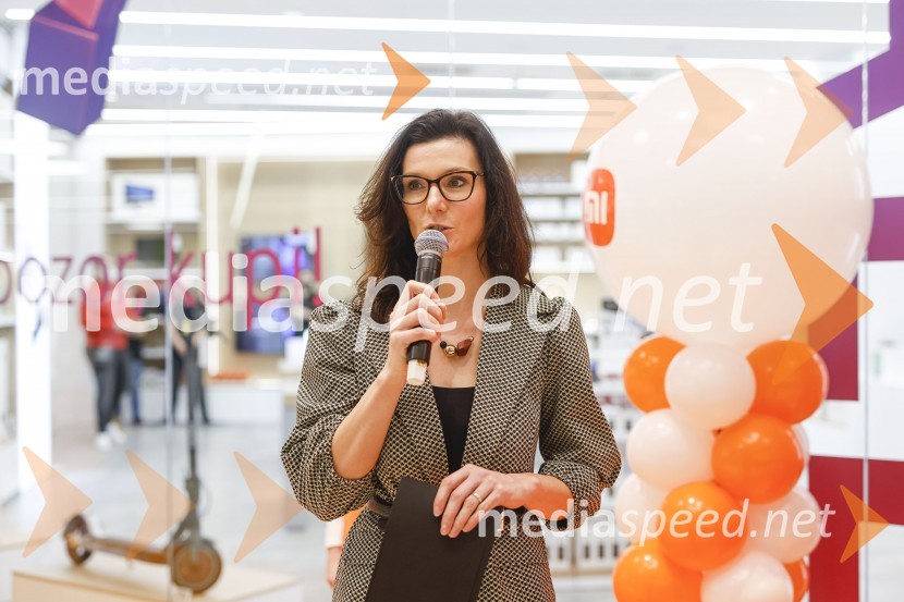  Brigita Bračko, Idealia d.o.o.Ljubljana z navdušenjem pospremila odprtje trgovine Xiaomi Store