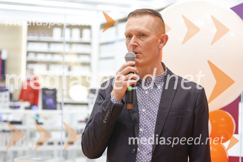  Goran  Mudrovčić, generalni direktor Xiaomi za Slovenijo in Hrvaško.Ljubljana z navdušenjem pospremila odprtje trgovine Xiaomi Store