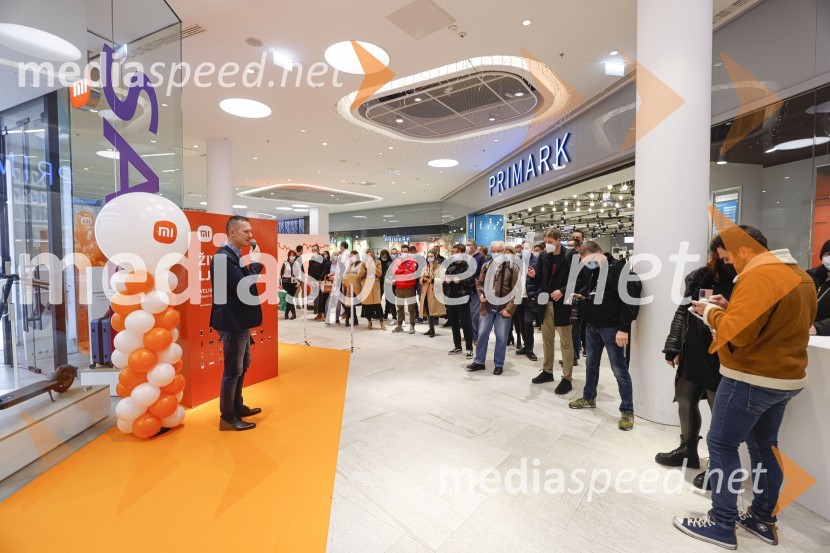 Ljubljana z navdušenjem pospremila odprtje trgovine Xiaomi Store
