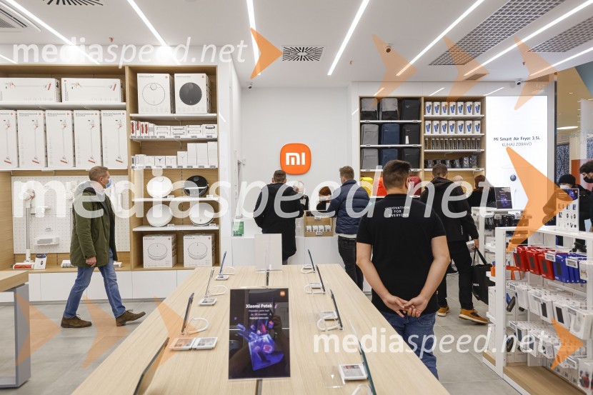 Ljubljana z navdušenjem pospremila odprtje trgovine Xiaomi Store