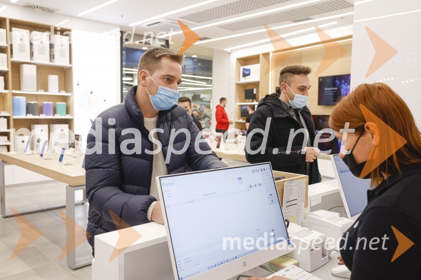 Ljubljana z navdušenjem pospremila odprtje trgovine Xiaomi Store