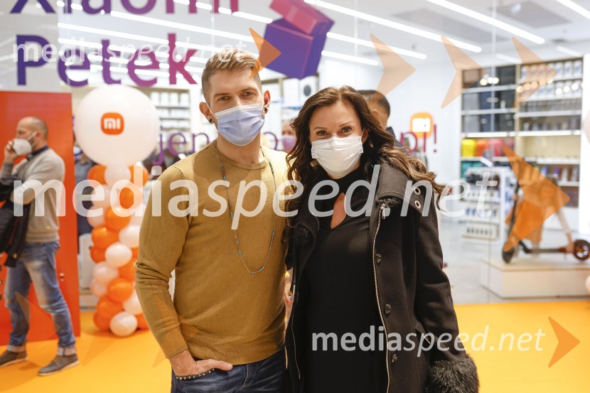  Klemen Bunderla, radijski voditelj, radio Aktual;  ... Ljubljana z navdušenjem pospremila odprtje trgovine Xiaomi Store