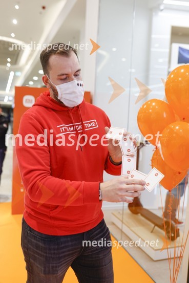 Ljubljana z navdušenjem pospremila odprtje trgovine Xiaomi Store