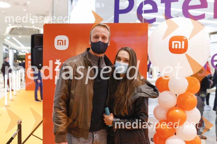  Andrei Lenart, igralec;  Nives Orešnik, fotomodel, fitnes trenerka, nekdanja Miss SlovenijeLjubljana z navdušenjem pospremila odprtje trgovine Xiaomi Store