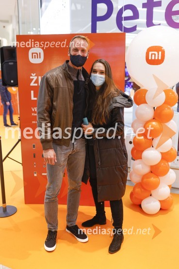  Andrei Lenart, igralec;  Nives Orešnik, fotomodel, fitnes trenerka, nekdanja Miss SlovenijeLjubljana z navdušenjem pospremila odprtje trgovine Xiaomi Store