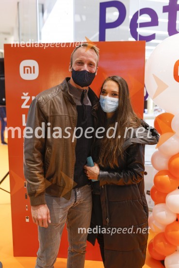  Andrei Lenart, igralec;  Nives Orešnik, fotomodel, fitnes trenerka, nekdanja Miss SlovenijeLjubljana z navdušenjem pospremila odprtje trgovine Xiaomi Store