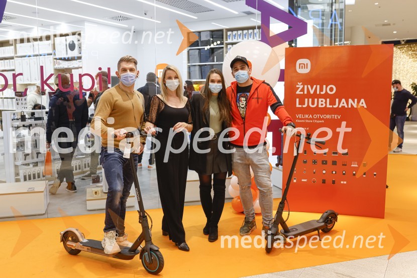  Klemen Bunderla, radijski voditelj, radio Aktual;  Taya Damjan, pevka;  Nives Orešnik, fotomodel, fitnes trenerka, nekdanja Miss Slovenije;  Jani Jugovic, Cool FotrLjubljana z navdušenjem pospremila odprtje trgovine Xiaomi Store