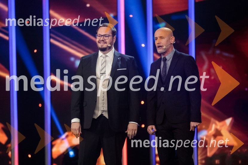  Sašo Stare, stand up komik, voditelj;  Peter Poles, televizijski voditeljSlovenija ima talent 2021, četrta polfinalna oddaja