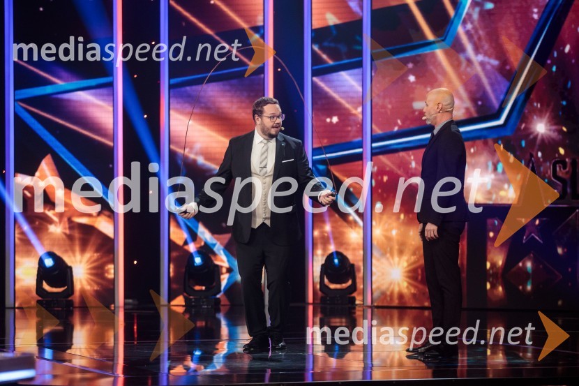  Sašo Stare, stand up komik, voditelj;  Peter Poles, televizijski voditeljSlovenija ima talent 2021, četrta polfinalna oddaja