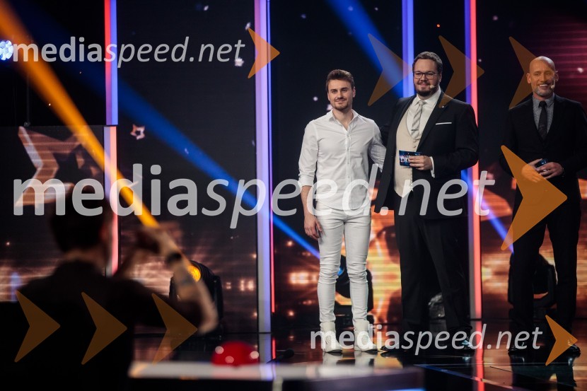  Dino Petrić, pevec;  Sašo Stare, stand up komik, voditelj;  Peter Poles, televizijski voditeljSlovenija ima talent 2021, četrta polfinalna oddaja