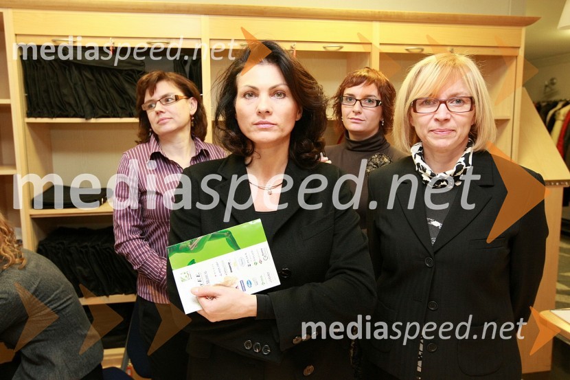 V ospredju levo: Sabina Hobacher, lastnica agencije PR Plus, desno Mirjana Lavrenčič, PR Plus, v ozadju levo: Jasna Pajnik in desno: Katarina Pernat, redaktorica mariborskega uredništva brezplačnega tednika ŽurnalNogomed 2008, mednarodna konferenca o medicini v nogometu