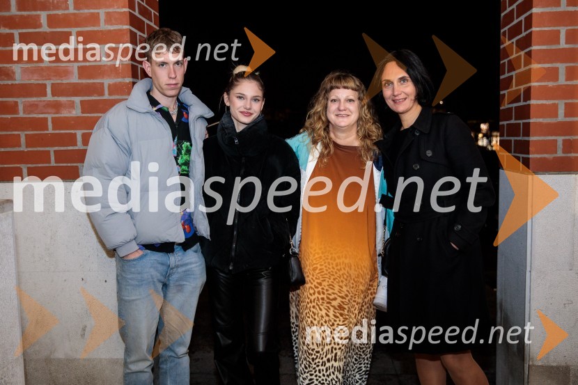  ... ;  ... ;  Tijana Zinajić, režiserka;  ... Tridesetletnice, premiera tragikomične predstave