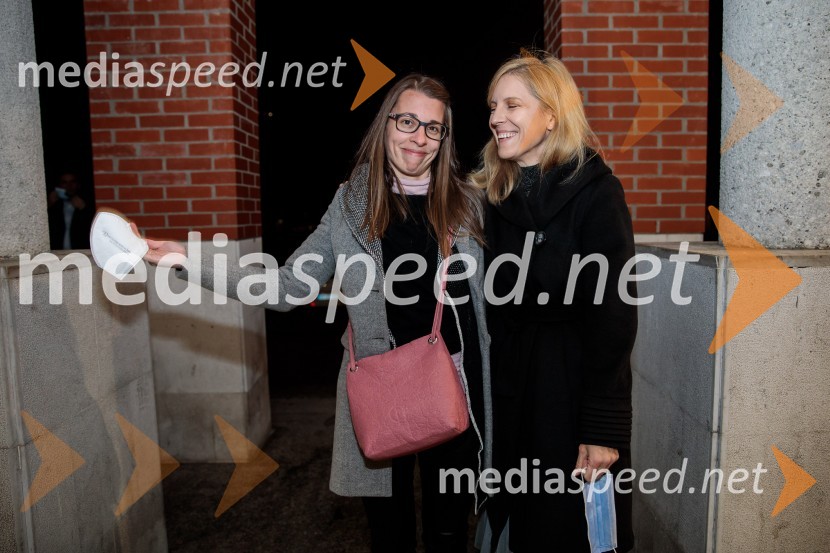  Nina Vrabec, glasbenica;  Metka Sulič, odnosi z javnostjo SNG Nova GoricaTridesetletnice, premiera tragikomične predstave