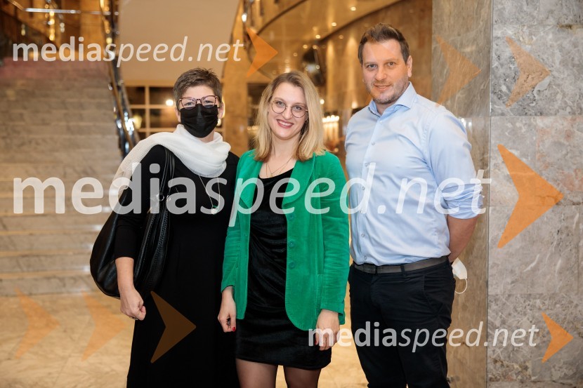  Mirjam Drnovšček, direktorica, SNG Nova Gorica;  Tereza  Gregorič, dramaturginja;  Marko Bratuš, umetniški vodja SNG Nova GoricaTridesetletnice, premiera tragikomične predstave