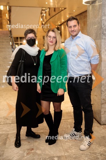  Mirjam Drnovšček, direktorica, SNG Nova Gorica;  Tereza  Gregorič, dramaturginja;  Marko Bratuš, umetniški vodja SNG Nova GoricaTridesetletnice, premiera tragikomične predstave