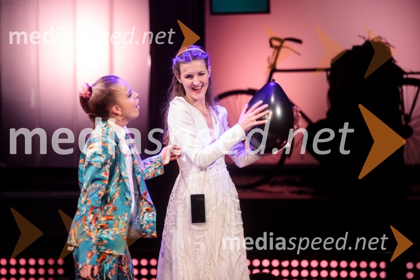  Lara Fortuna, igralka;  Lucija Harum, igralkaTridesetletnice, premiera tragikomične predstave