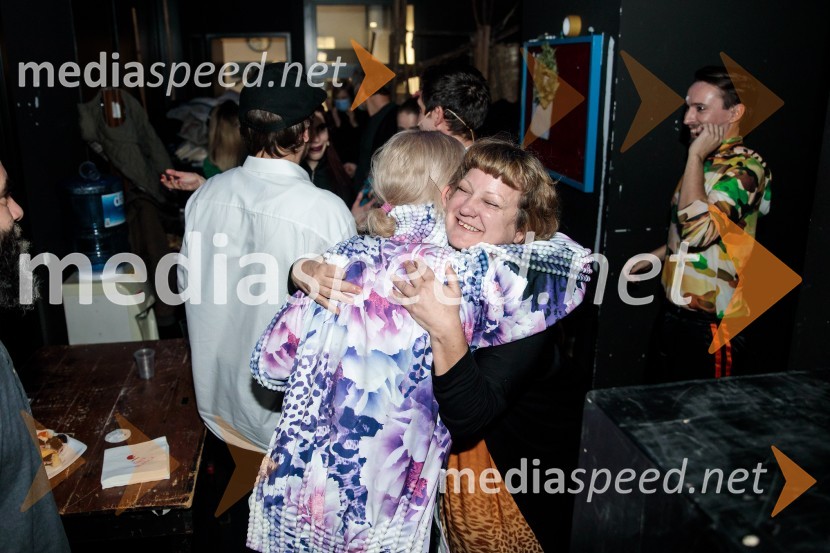  Eva Mahkovic, dramaturginja;  Tijana Zinajić, režiserka;  Jure Kopušar, igralecTridesetletnice, premiera tragikomične predstave